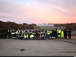 Equipo responsable de llevar a cabo la primera prueba de choque en barcaza de equipos del Programa F110