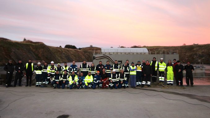 Equipo responsable de llevar a cabo la primera prueba de choque en barcaza de equipos del Programa F110