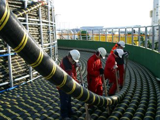 Técnicos trabajando en el despliegue de cables submarinos de electricidad