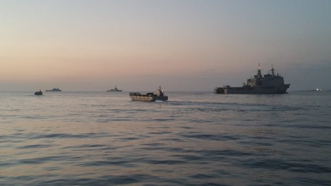 Buques de desembarco de la Armada durante un ejercicio anfibio