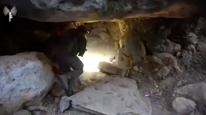 Miembro de la unidad "Shaldag" de las IDF entrando en un túnel utilizado por Hezbolá en Líbano